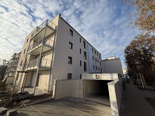 Objektansicht mit Tiefgarageneinfahrt - 3 Zimmer Etagenwohnung in Nürnberg