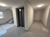 Treppenhaus mit Aufzug - 