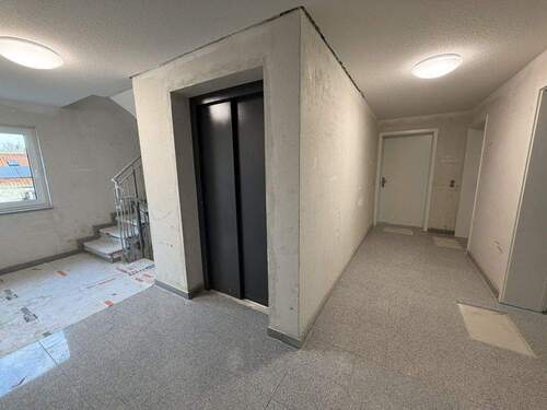 Treppenhaus mit Aufzug - 