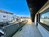 Moderner Balkon mit schöner Aussicht - 