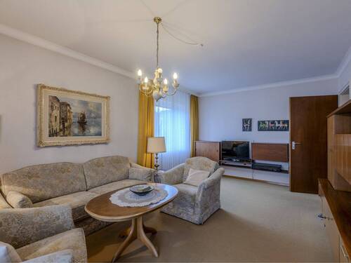 Wohnzimmer - 4 Zimmer Etagenwohnung in München