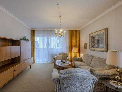 Wohnzimmer mit Blick zum Balkon - 