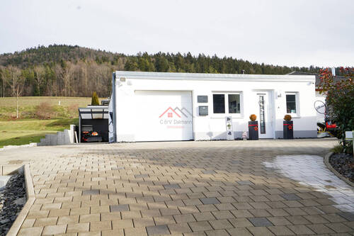 Aussenansicht von der Einfahrt - 7 Zimmer Bungalow zum Kaufen in Seitingen-Oberflacht