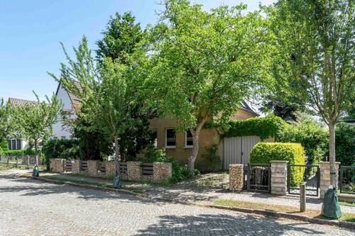 Hausansicht von der Straße - 4 Zimmer Einfamilienhaus zum Kaufen in Potsdam