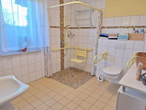 Haus rechts - Bad EG - 