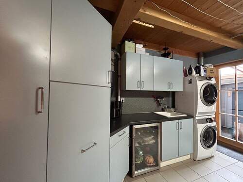 Hauswirtschaftsraum mit Türen nach außen - 