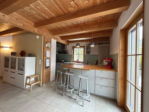 Küchenbereich mit Bartisch - 