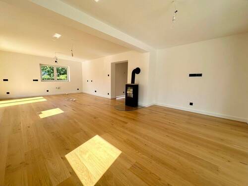 Wohnzimmer mit Kamin - Terrassenwohnung mit 150,00 m² in Radeberg zur Miete