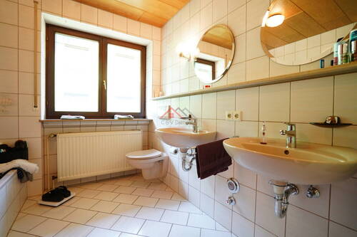 Badezimmer mit Badewanne , Waschbecken und WC im 1 OG - 