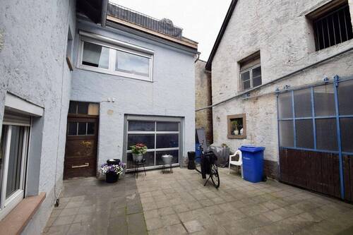 Innenhof - 9 Zimmer Mehrfamilienhaus, Wohnhaus zum Kaufen in Großostheim
