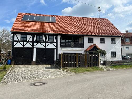 Hausansicht - 8 Zimmer Mehrfamilienhaus, Wohnhaus zum Kaufen in Oberroth