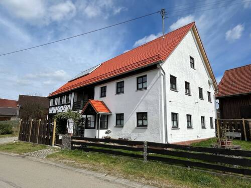Hausansicht - 8 Zimmer Mehrfamilienhaus, Wohnhaus in Oberroth