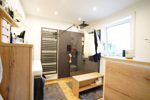 Badezimmer mit Dusche und WC - 