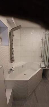Bad mit Wanne u. Duschsäule - 
