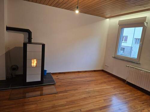 Wohnzimmer mit Pelletoven - 4 Zimmer Reihenmittelhaus zur Miete in Kirkel