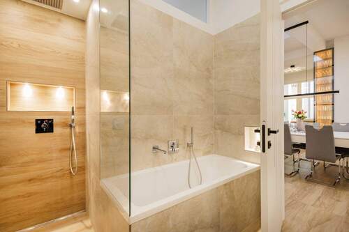 ...mit Badewanne und bodentiefer Dusche - 