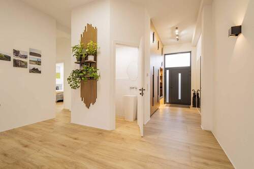 Großzügiger Eingangsbereich... - 8 Zimmer Einfamilienhaus zum Kaufen in Elzach