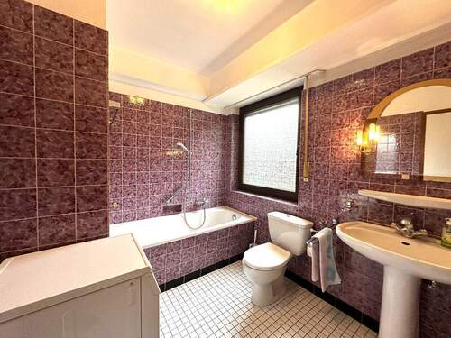 Das Wannenbad mit WC, HWB, Fenster … - 