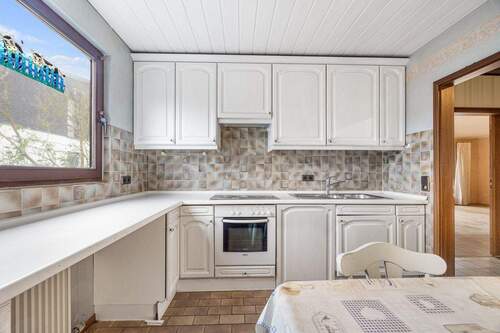 helle Einbauküche mit separatem Essbereich - 