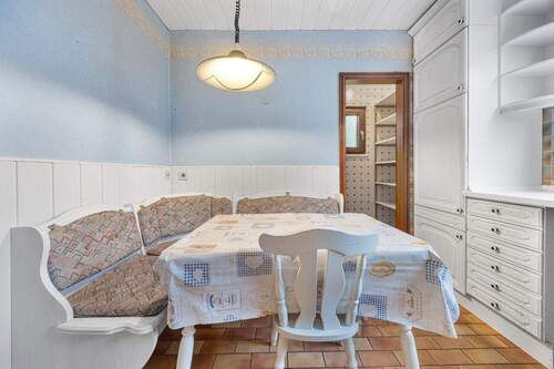 und praktischem Abstellraum mit Fenster und Regalen - 