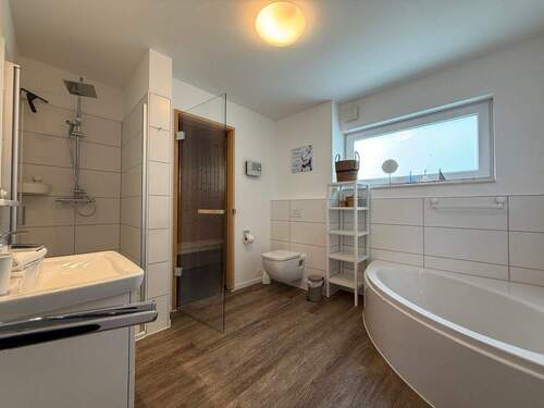 Badezimmer mit Sauna - 