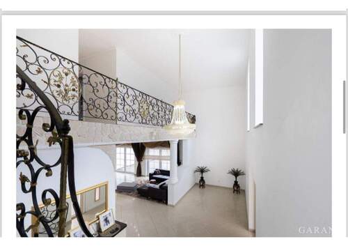 Treppenhaus - Einfamilienhaus mit 282,00 m&sup2; in Nordheim zum Kaufen