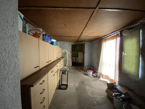 Nebengelass mit Zugang zum Keller - 