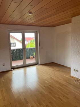 Wohnzimmer mit Zugang zum Balkon - 4 Zimmer Etagenwohnung in Hilpoltstein-OT