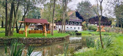 Parkanlage mit Haus.jpg - Charmantes Bauernhaus von 1900 mit ca. 2.200 m² parkähnlichem Grundstück in Bruck-Schönau (Kreis Rottal-Inn)