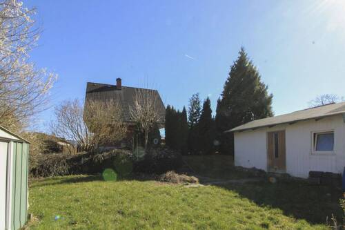 Grundstück mit Nebengebäude - 