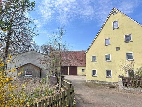 Ansicht Ost - Dreiseithof mit ehemaligem Mühlenbetrieb im Grünen bei Weidenbach