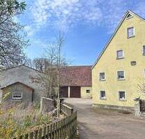 Dreiseithof mit ehemaligem Mühlenbetrieb im Grünen bei Weidenbach