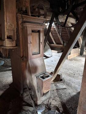 Dachboden untere Ebene mit Mühlgerätschaften - 