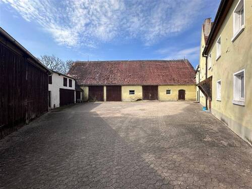 Dreiseitenhof - 8 Zimmer Mehrfamilienhaus, Wohnhaus in Weidenbach