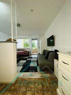 Blick ins Wohnzimmer links Theke - 1 Zimmer Etagenwohnung in Iserlohn