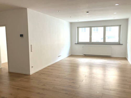 Wohn-/Esszimmer - Blick von der Küche - Praxis- oder Büroräume mitten in Fürth