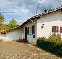 Charmantes Einfamilienhaus mit großem Grundstück, Indoorpool und viel Potenzial - Schliengen - OT Obereggenen Niedereggenen