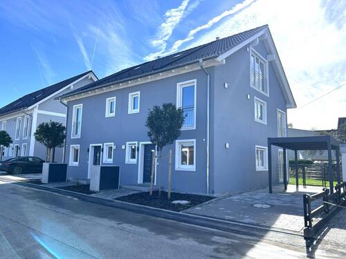 Hausansicht - Exklusive Doppelhaushälfte mit schönem Garten, Alu-Carport und Grundwasser-Wärmepumpe