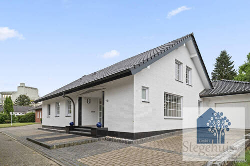Hausansicht - ***STEGEHUIS GMBH*** Modernes Einfamilienhaus mit Pool, Miele-Küche - ruhige Lage im Zentrum von Gronau