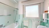 Badezimmer mit Badewanne - 