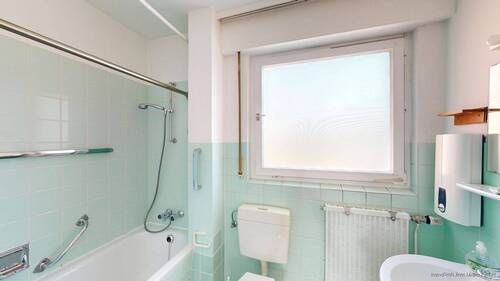 Badezimmer mit Badewanne - 