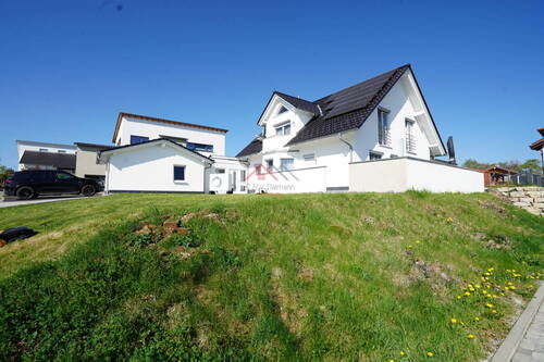 Grundstücksansicht - Modernes und freistehendes Einfamilienhaus mit Einliegerwohnung in idyllischer Randlage von Mahlstetten