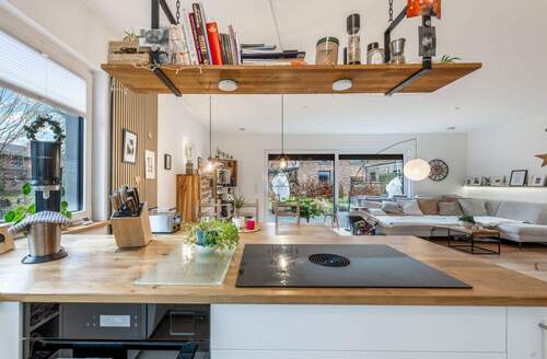 Blick aus dem Küchenbereich in den Wohnbereich - 