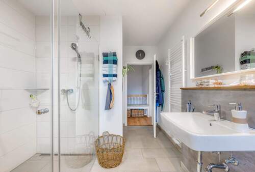 Das moderne Badezimmer im Dachgeschoss - 