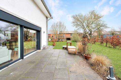 Blick von der Terrasse in den Garten - Doppelhaushälfte mit 137,70 m&sup2; in Kirchlinteln zum Kaufen