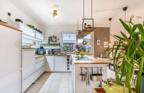 Küchenbereich mit geschmackvoller Einbauküche - 