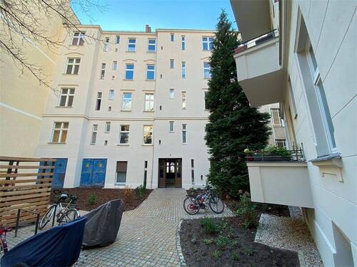 Hofansicht - Altbauwohnung in renoviertem Jugendstil-Altbau mit Garten - VERMIETET