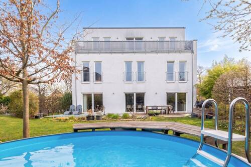 Hausansicht - Modernes und energieeffizientes Haus mit Garten in Kladow