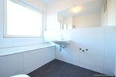 Tageslichtbad mit Wanne - 