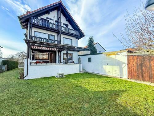 Haus (Ansicht Garten) - *Charmantes und gut Aufgeteiltes Generationenhaus mit 4 Wohneinheiten in Freising*